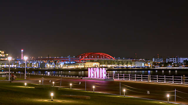 「BE KOBE」と神戸大橋の夜景