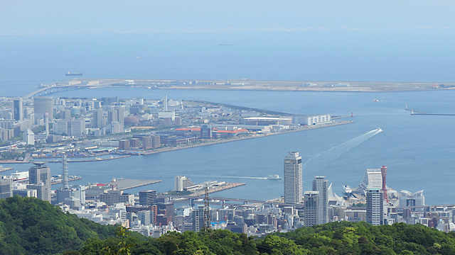 「ポーアイしおさい公園」と神戸港の風景