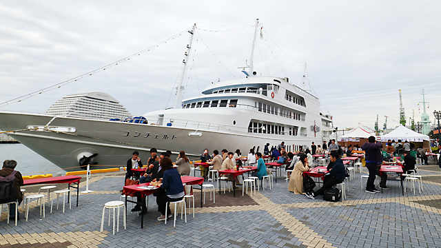 神戸ハーバーランド高浜岸壁「 コンチェルト 」前の神戸の食やお酒を堪能できる飲食ブース