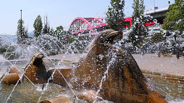 イルカの彫刻のある噴水と神戸大橋
