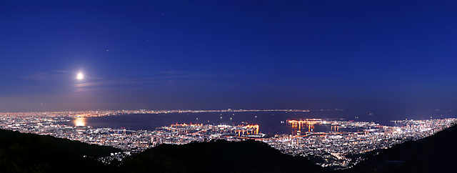 ストロベリームーンと六甲山天覧台から見る夜景