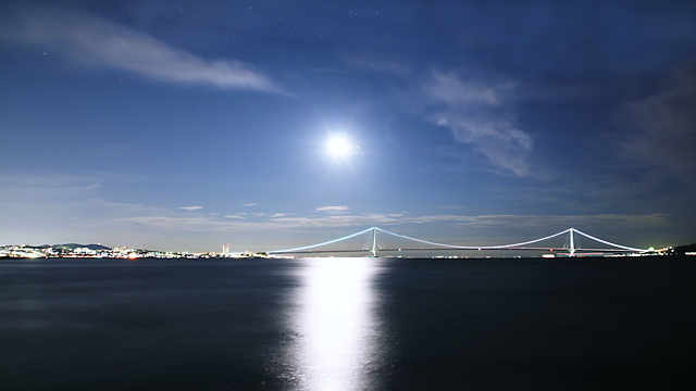 明石海峡大橋のイルミネーションと月明かり夜景