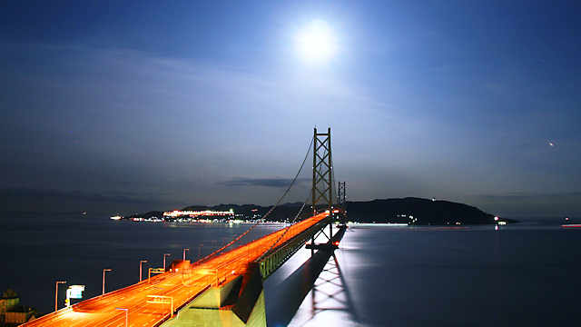 明石海峡大橋と月光に光る海