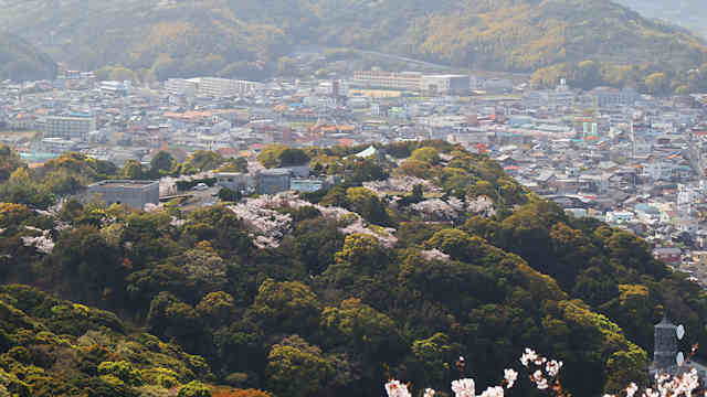洲本城の展望台から見た曲田山公園と曲田山浄水場