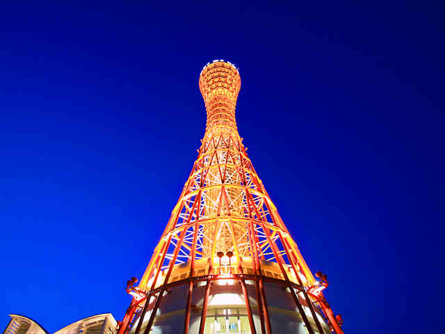 神戸ポートタワーのトワイライト夜景（真下から）