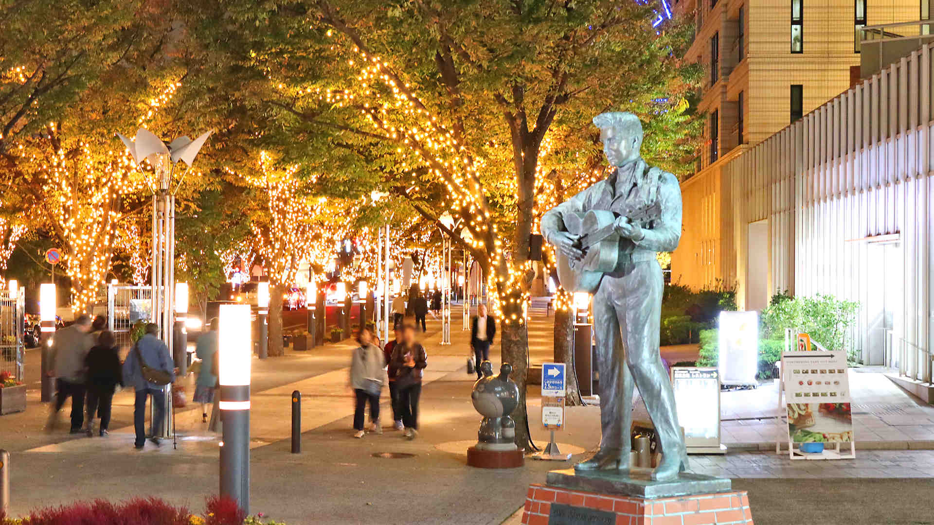 神戸ガス燈通りのイルミネーションとエルビス・プレスリーの銅像