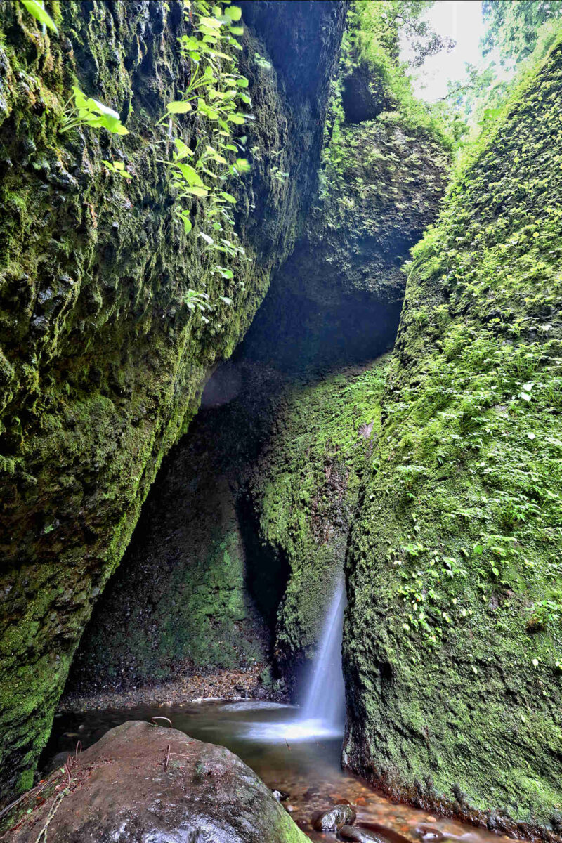 シワガラの滝のある洞窟