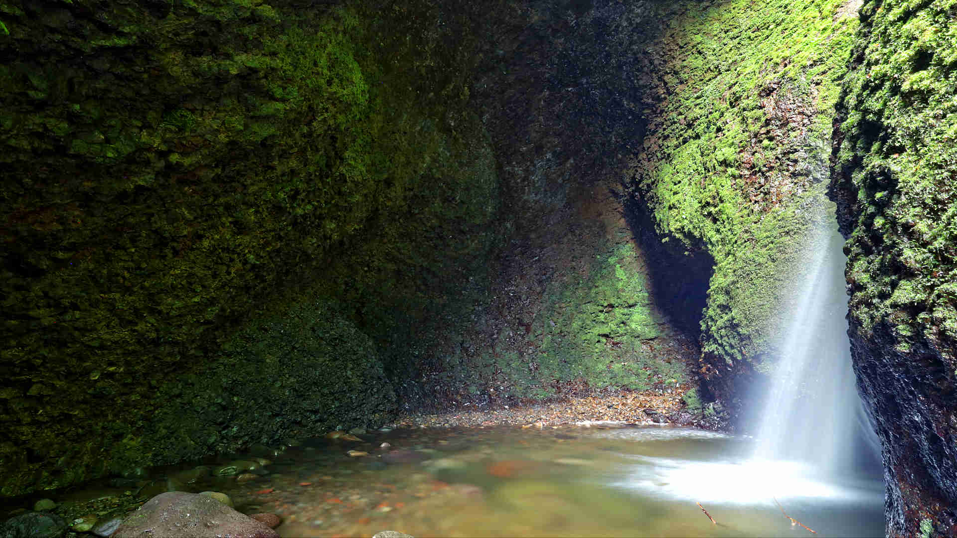 シワガラの滝を洞窟の外から撮影