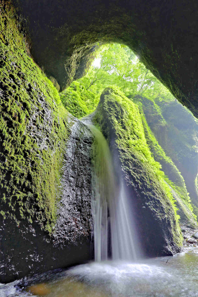 シワガラの滝を洞窟の中から撮影