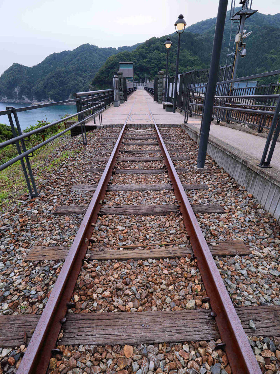 余部鉄橋が使われていた当時の線路と枕木が当時のまま残されており、この上を歩くことができます。