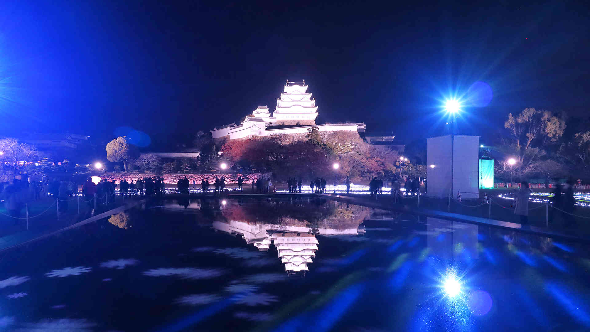 三の丸広場に設置された巨大な水鏡に映る逆さ姫路城