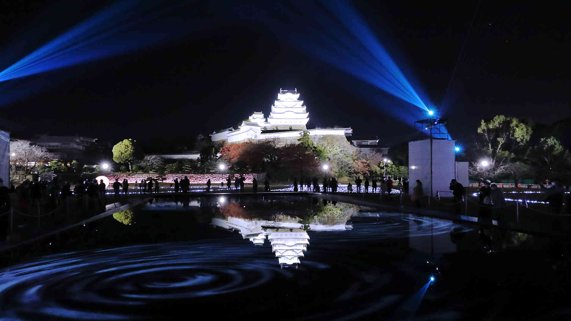 三の丸広場に設置された巨大な水鏡に映る逆さ姫路城