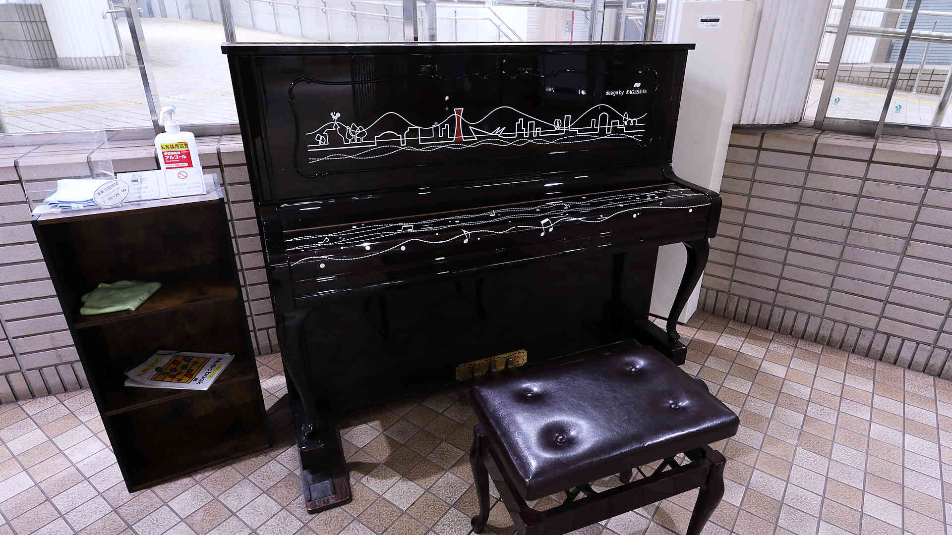 神戸市営地下鉄にあるストリートピアノには神戸の風景が描かれています
