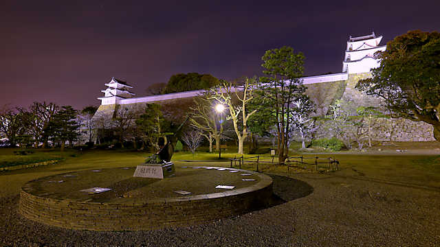 日時計と明石城のライトアップ