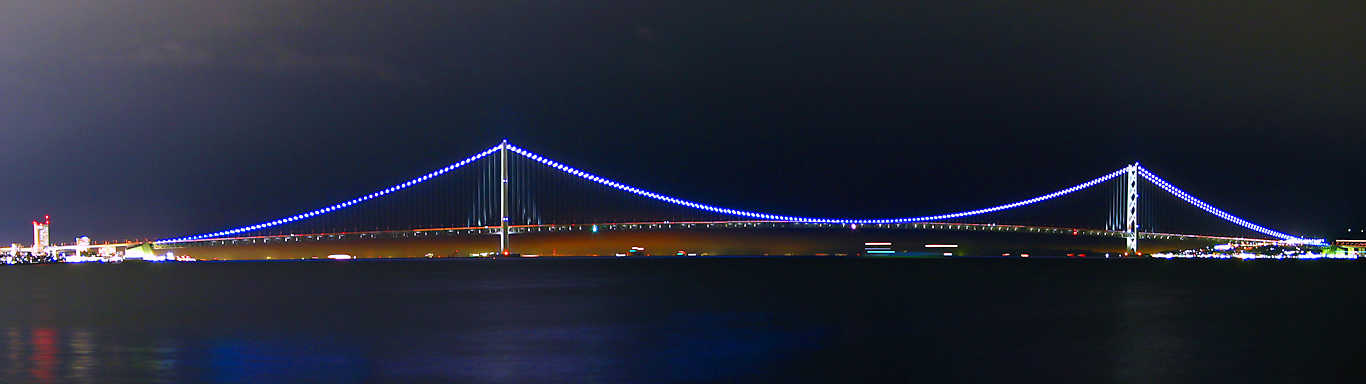 大蔵海岸から見る明石海峡大橋の夜景