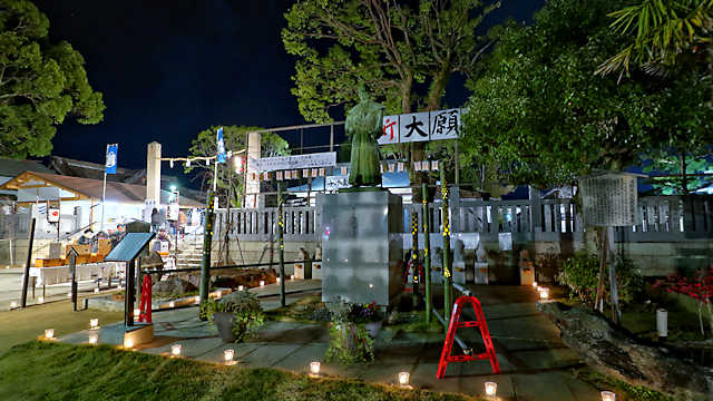 大石神社「大石内蔵助良雄像のライトアップ」