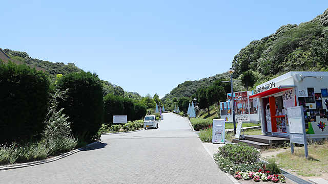 淡路ハイウェイオアシス横の兵庫県立淡路島公園の入り口