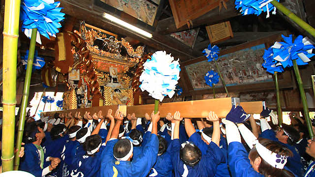 英賀神社秋祭りの拝殿練り