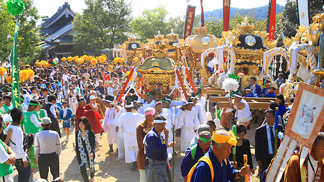 荒川神社秋祭りの神輿渡御