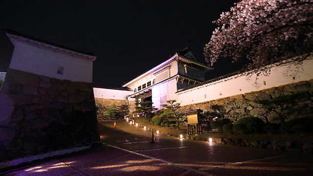 姫路城菱の門のライトアップ