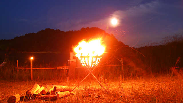 かがり火と中秋の名月