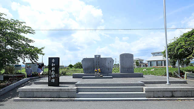 鶉野平和祈念の碑