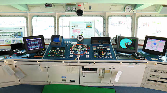 海面清掃兼油回収船「Dr.海洋」の操舵室