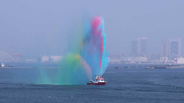 神戸市消防艇の歓迎カラー放水