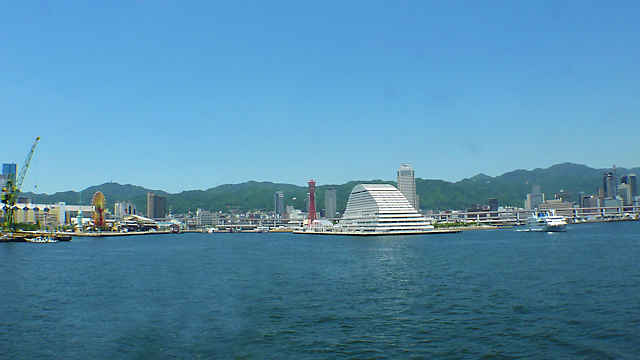 メリケンパークオリエンタルホテルと神戸港の風景