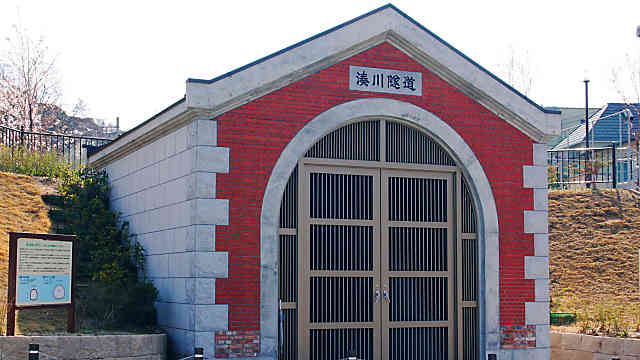 湊川隧道の入り口