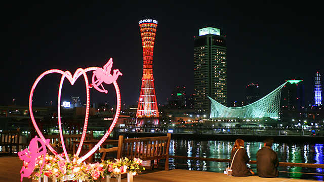 神戸ポートタワーとハートのオブジェ
