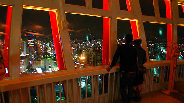 神戸ポートタワーとカップル
