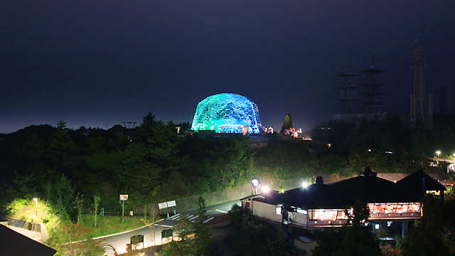 六甲山上と「自然体感展望台六甲枝垂れ」の夜景