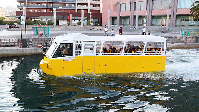 遊覧船として神戸港を航行する「スプラッシュ神戸」