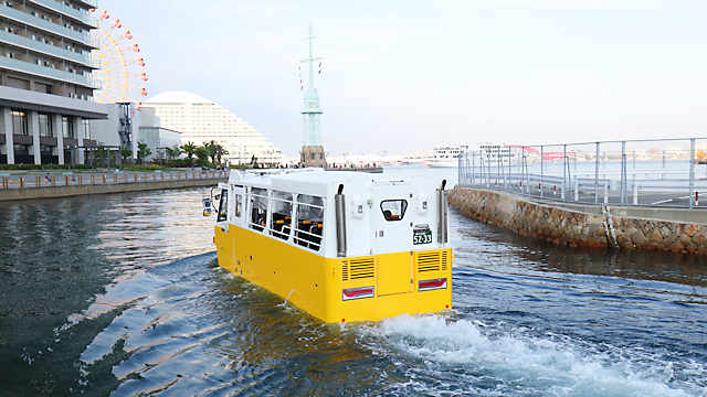 遊覧船として神戸港を航行する「スプラッシュ神戸」