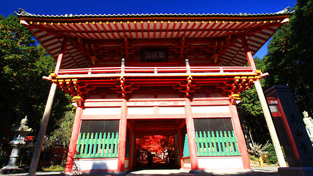 高山寺の仁王門と紅葉