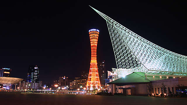 神戸海洋博物館・カワサキワールドとポートタワーのライトアップ