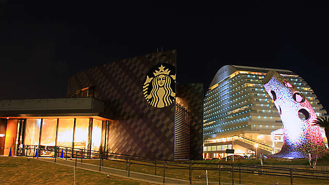 オルタンシアの鐘とスターバックス コーヒー 神戸メリケンパーク店の夜景