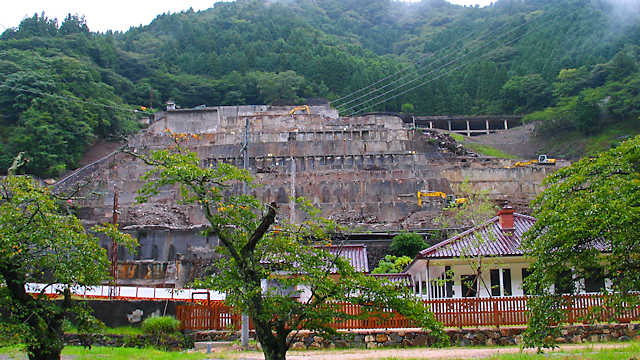 神子畑選鉱場の解体・撤去工事（2004年8月）