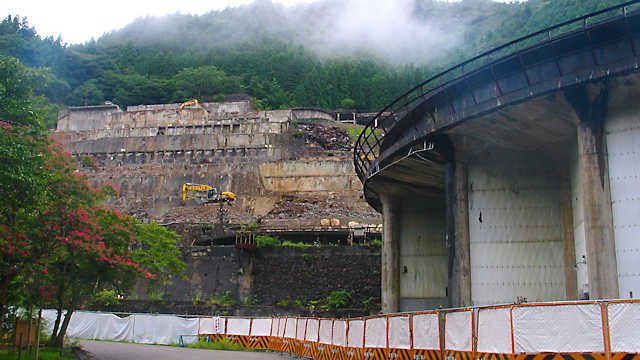 神子畑選鉱場の解体・撤去工事（2004年8月）