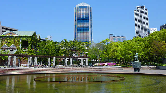 東遊園地 噴水広場と神戸市役所
