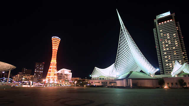神戸ポートタワーと海洋博物館の夜景
