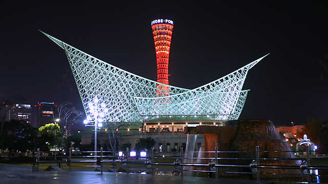 神戸ポートタワーと海洋博物館の夜景