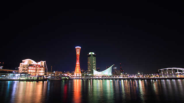 メリケンパークと神戸ポートタワーの夜景