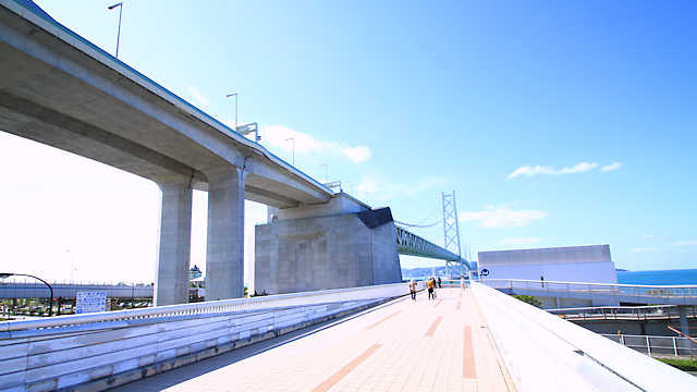 JR舞子駅前の広場から明石海峡大橋を撮影