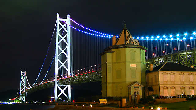 明石海峡大橋と孫文記念館（移情閣）の夜景