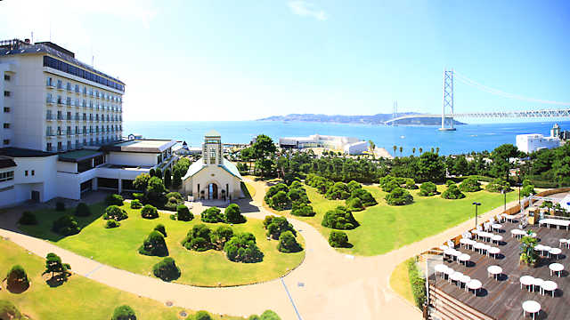 シーサイドホテル舞子ビラ神戸の庭園と明石海峡大橋