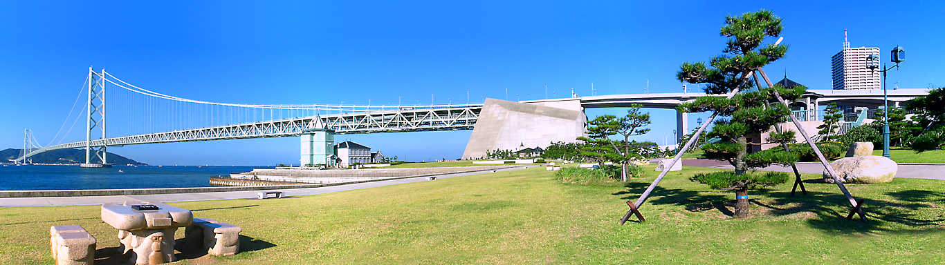 舞子公園と明石海峡大橋