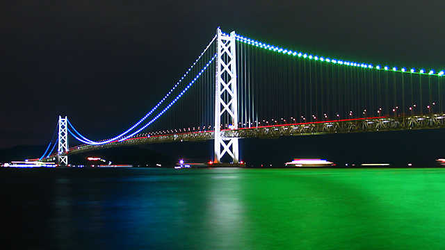 明石海峡大橋のイルミネーション夜景