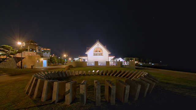 舞子タワーのモニュメントと旧武藤山治邸の夜景